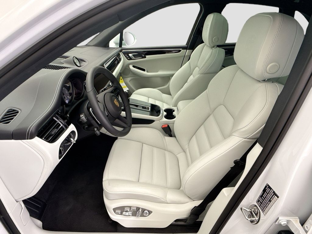 Thumbnail: 2026 Porsche Macan - 5