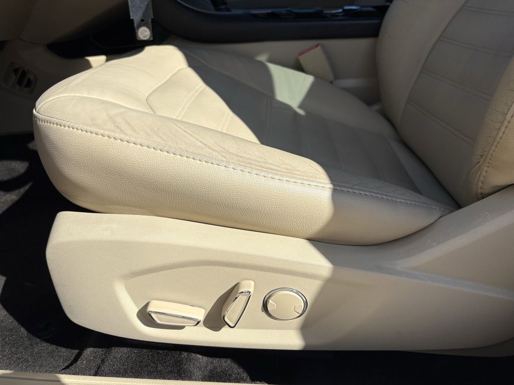 Used 2015 White Platinum Clearcoat Metallic Ford SE image 13