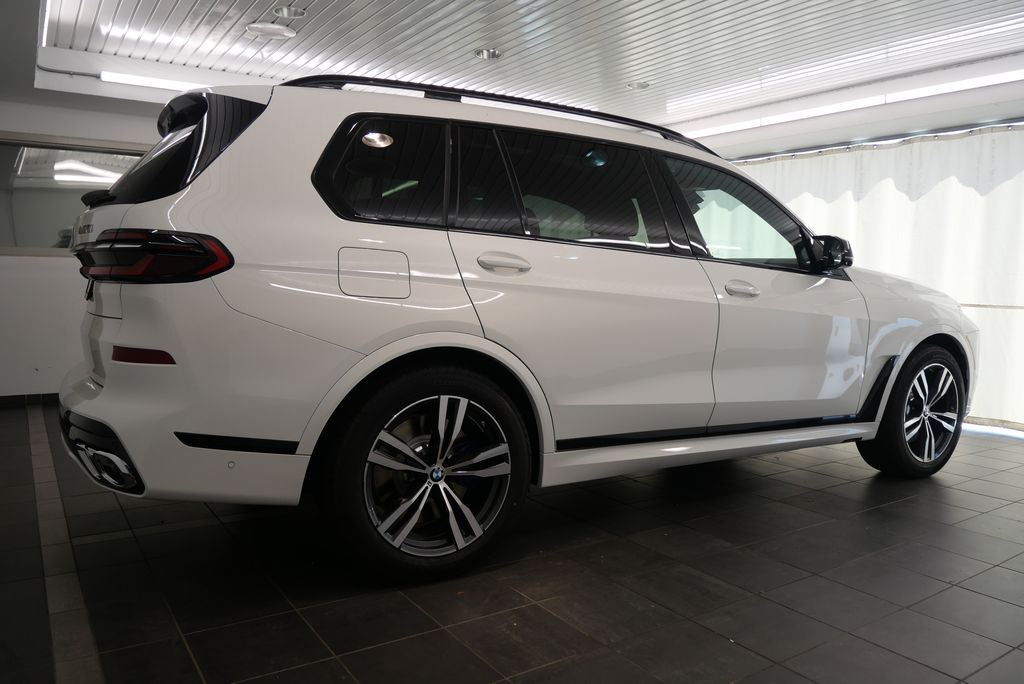 2025 BMW X7 M60i 8