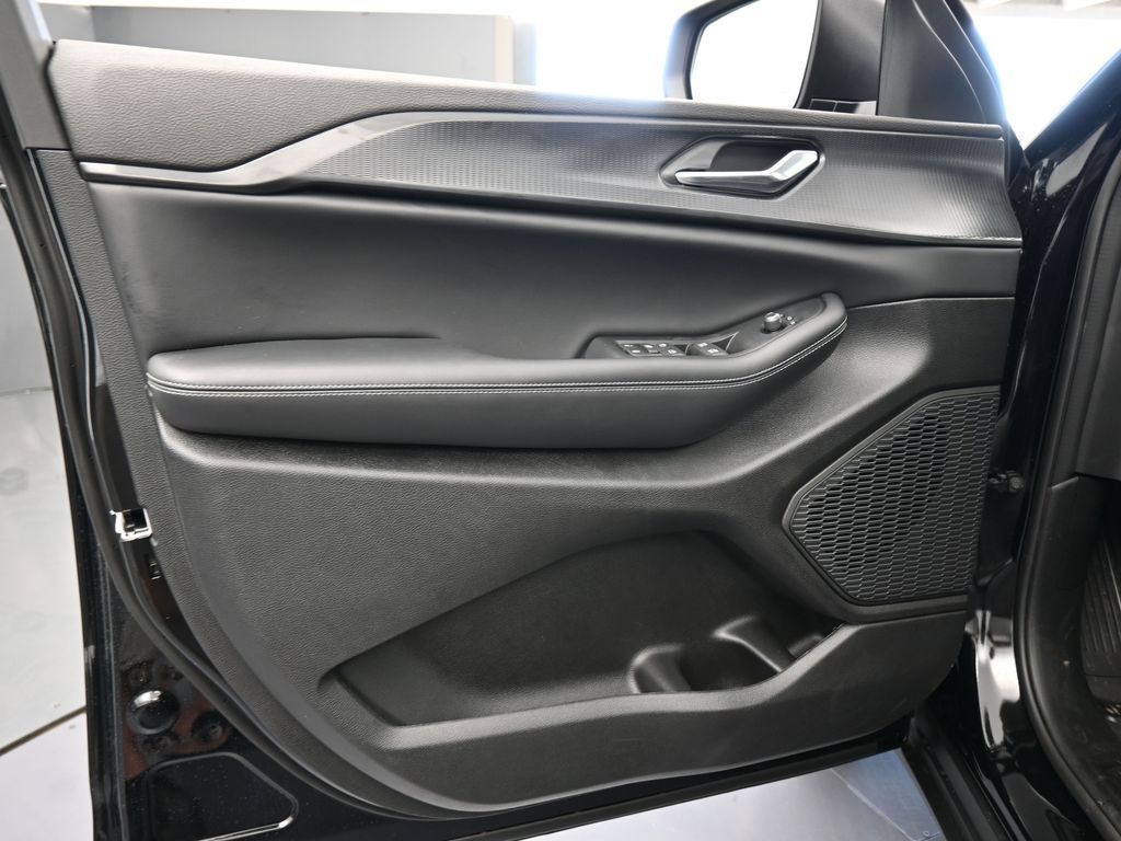 New 2026 Diamond Black Crystal Pearlcoat Jeep Laredo image 16