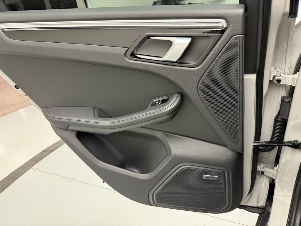 Thumbnail: 2026 Porsche Macan - 25