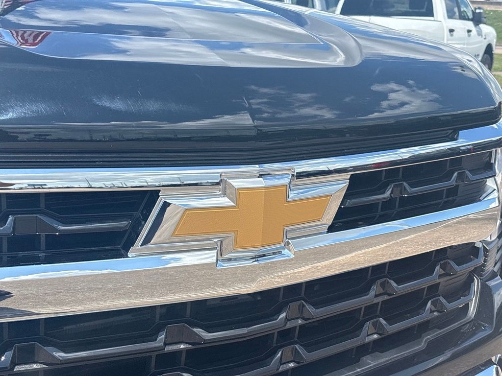 2023 Chevrolet Silverado 1500 LT - 3