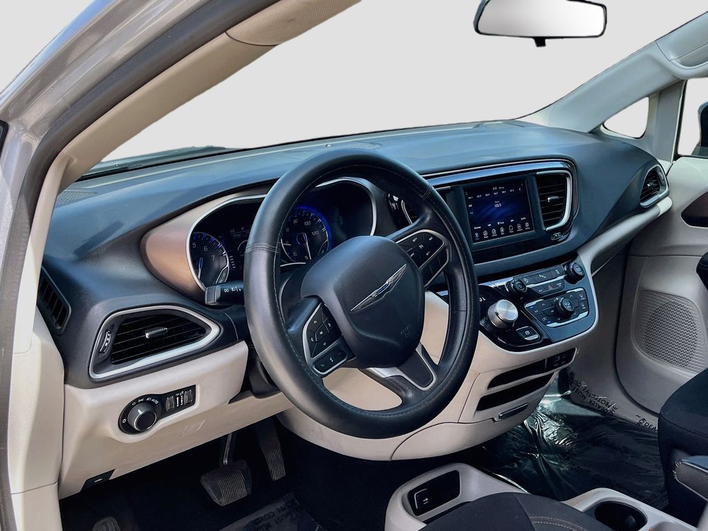 Used 2019 Silver Chrysler LX image 9