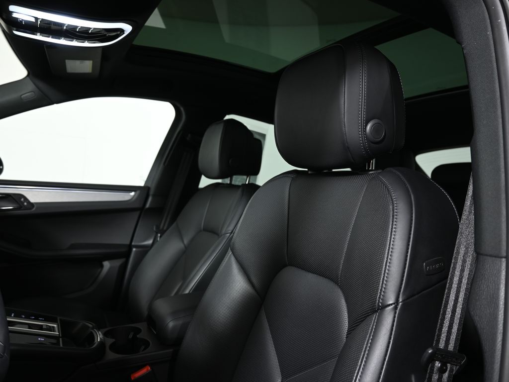 Thumbnail: 2025 Porsche Macan - 15