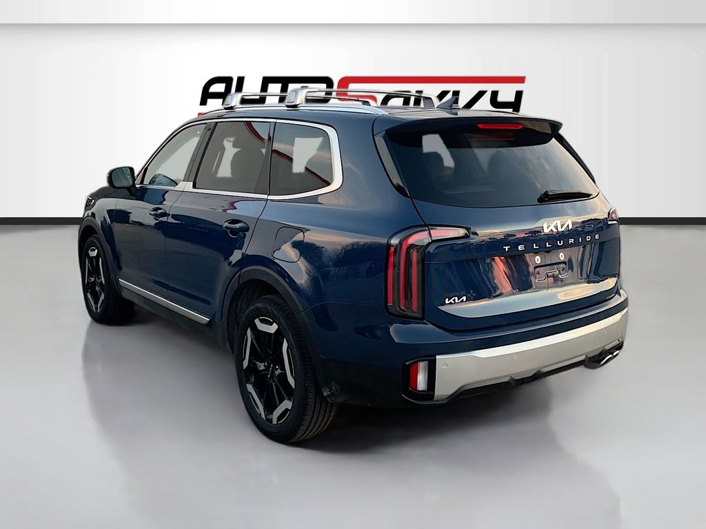 Used 2023 Black Kia EX image 5