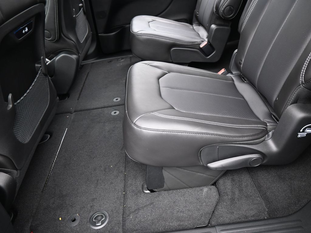 New 2026 Bright White Clearcoat Chrysler Select image 27