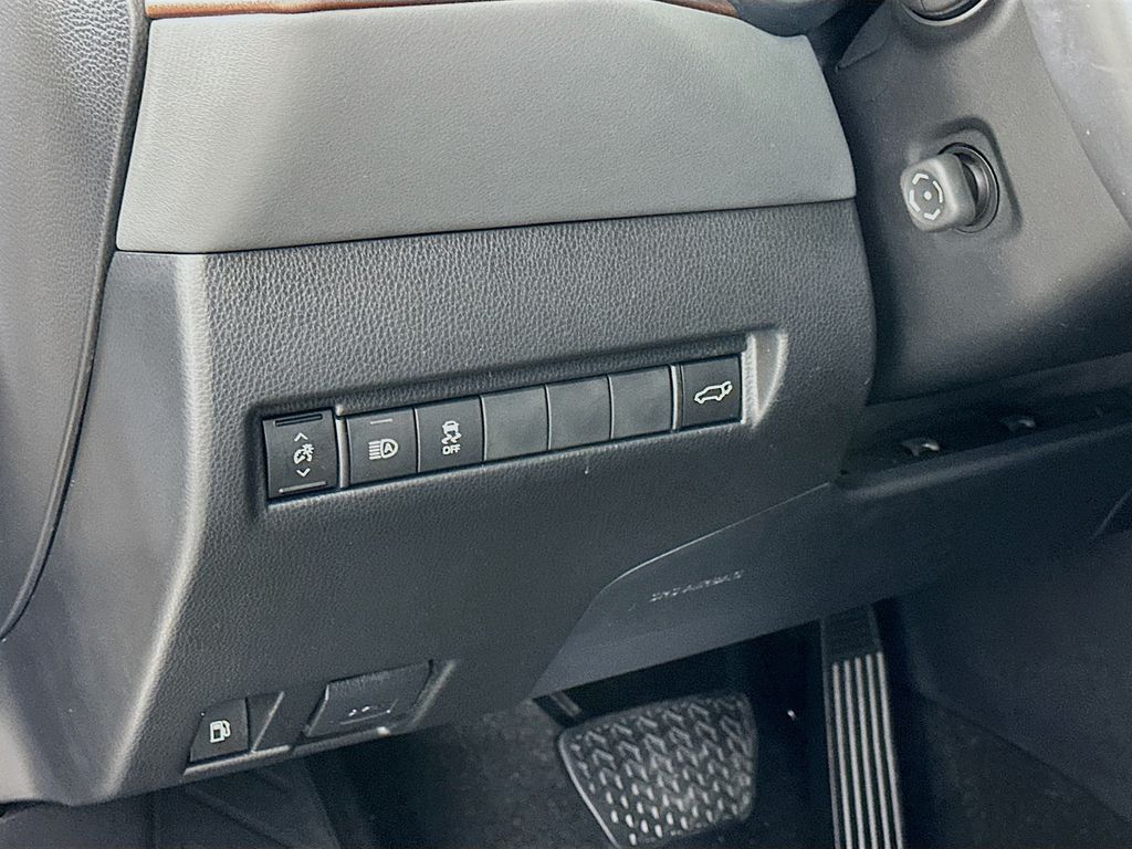Thumbnail: 2023 Toyota Venza - 10