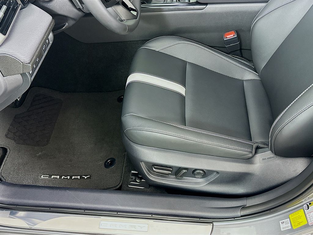 2025 Toyota Camry SE 19