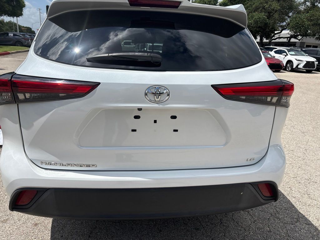 Thumbnail: 2022 Toyota Highlander - 4