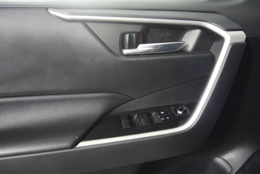Thumbnail: 2020 Toyota RAV4 - 9