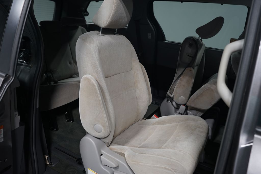 Thumbnail: 2017 Toyota Sienna - 25