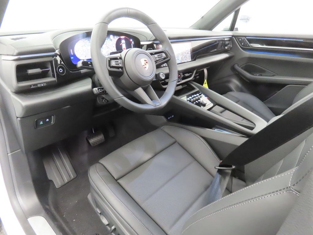 Thumbnail: 2026 Porsche Macan - 4
