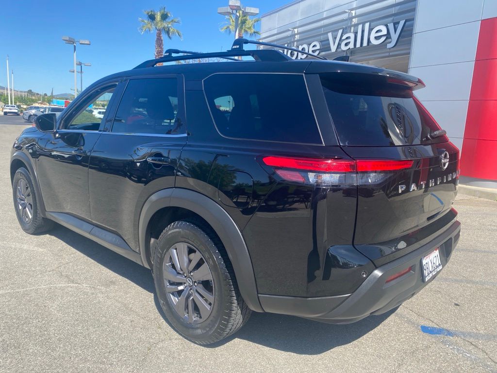 View vehicle photo 4