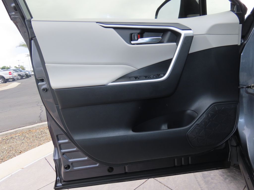 2022 Toyota RAV4 XLE 23