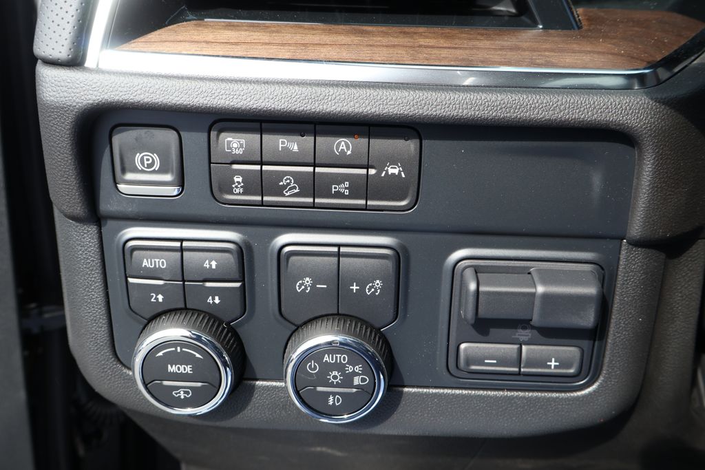 2025 Chevrolet Suburban High Country 22