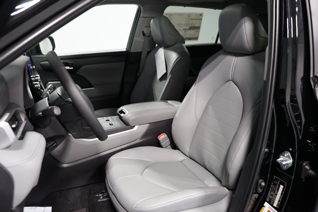Thumbnail: 2025 Toyota Highlander - 27