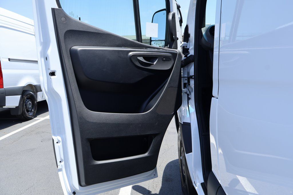 Thumbnail: 2025 Mercedes-Benz Sprinter - 7