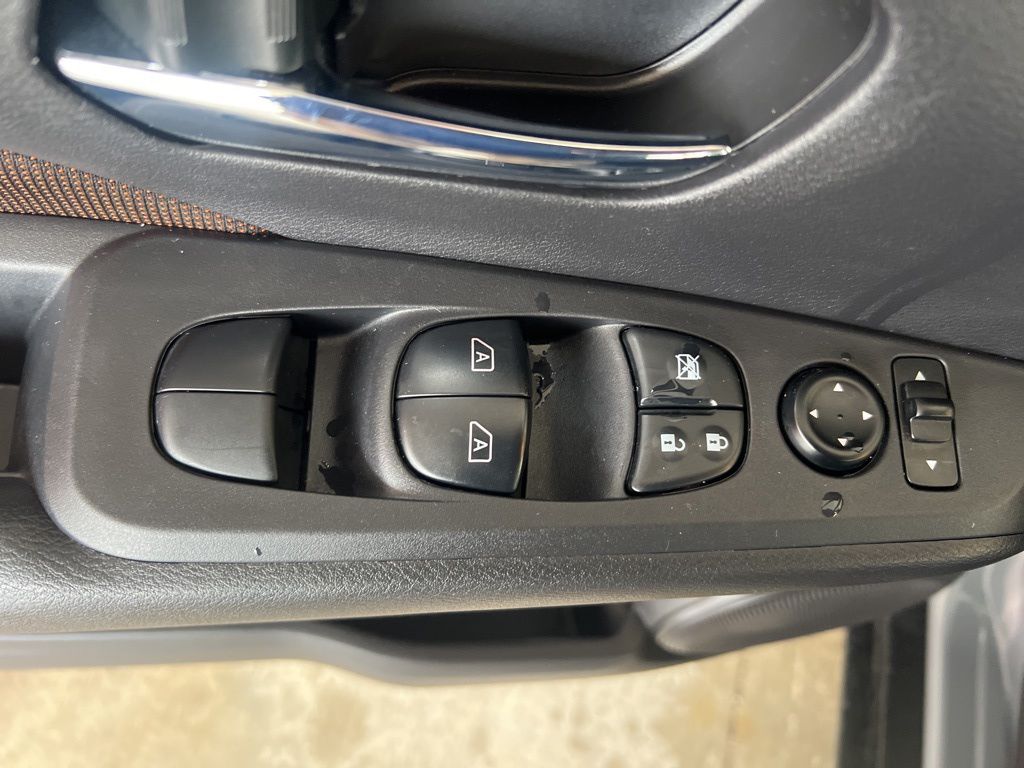 2024 Nissan Kicks SR photo