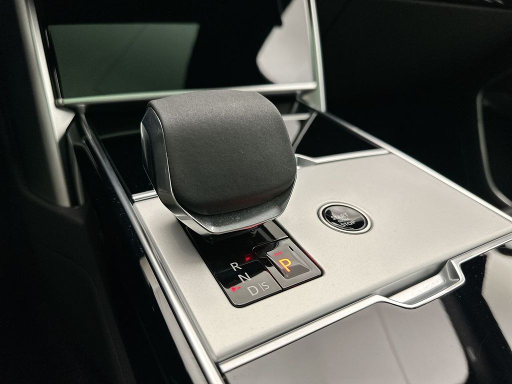 Thumbnail: 2025 Land Rover Range Rover - 24