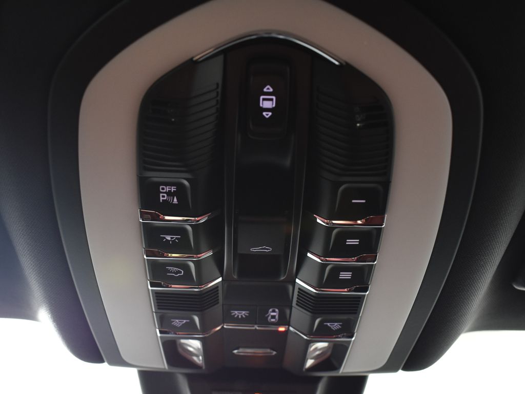 Thumbnail: 2026 Porsche Macan - 21