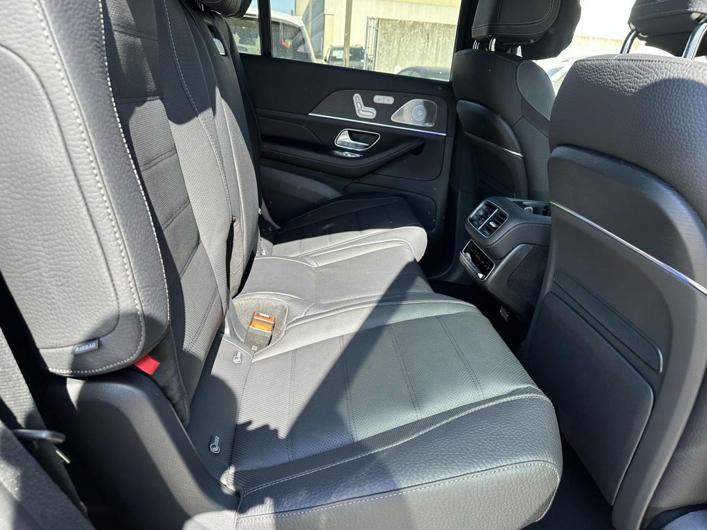 2025 Mercedes-Benz GLS 580 12