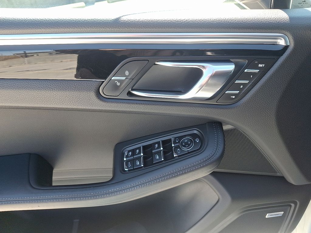 2015 Porsche Macan Turbo 16