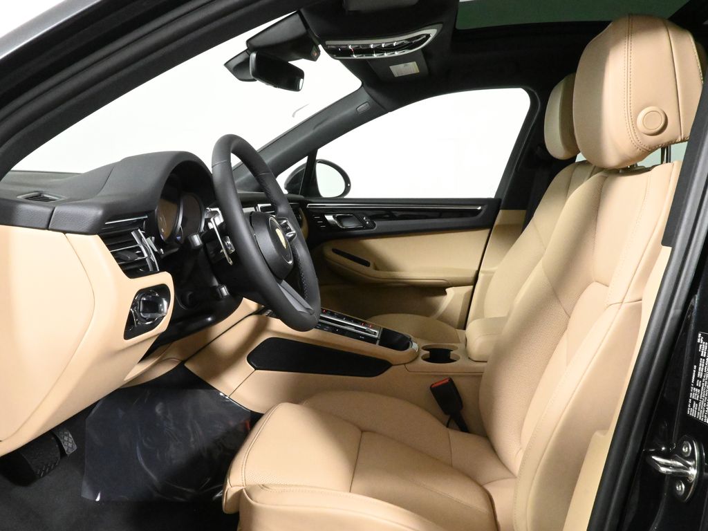 Thumbnail: 2025 Porsche Macan - 5
