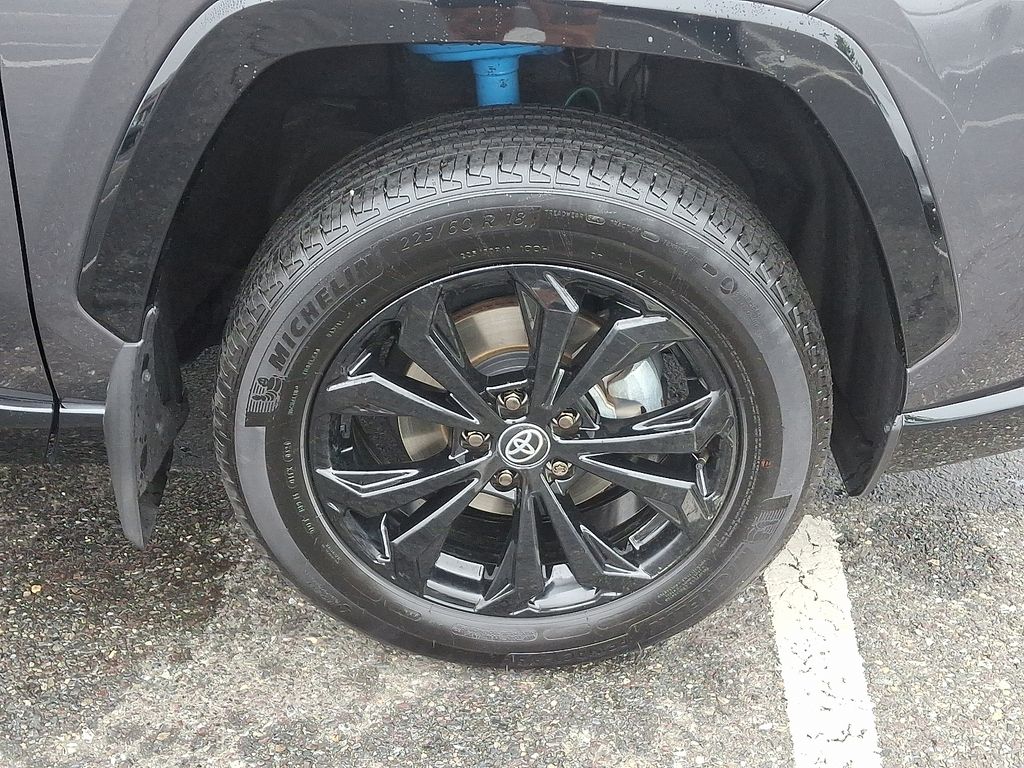 2024 Toyota RAV4 XSE 8