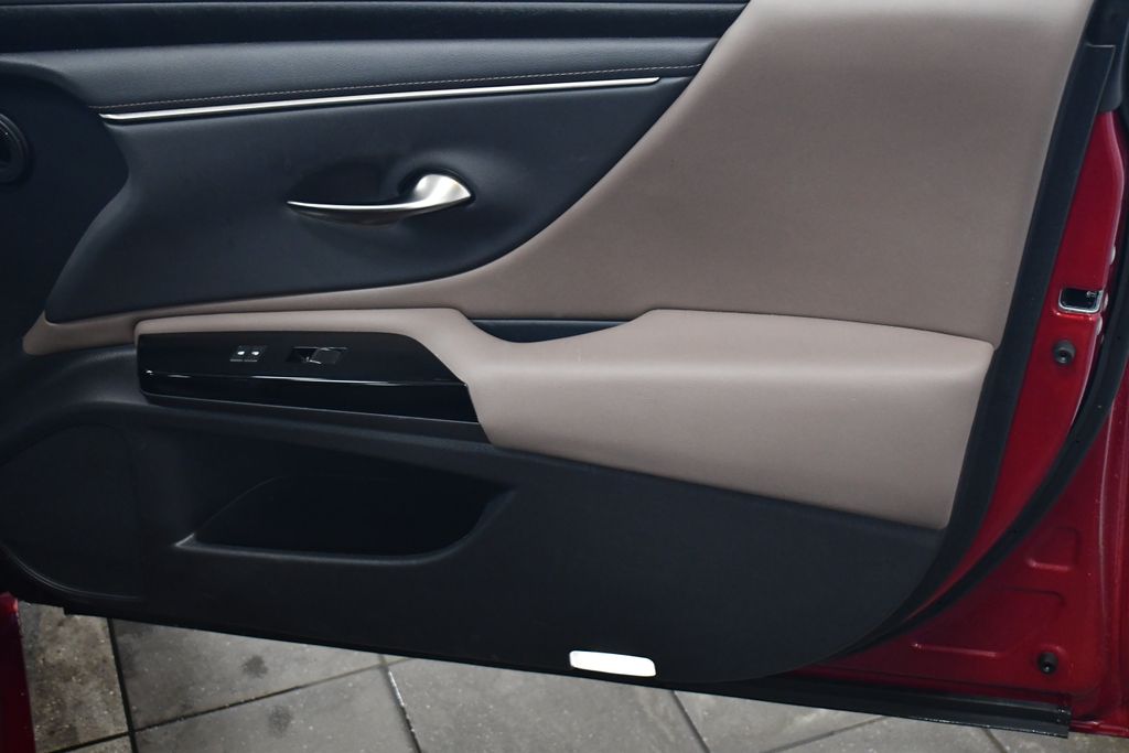 Thumbnail: 2022 Lexus ES - 28
