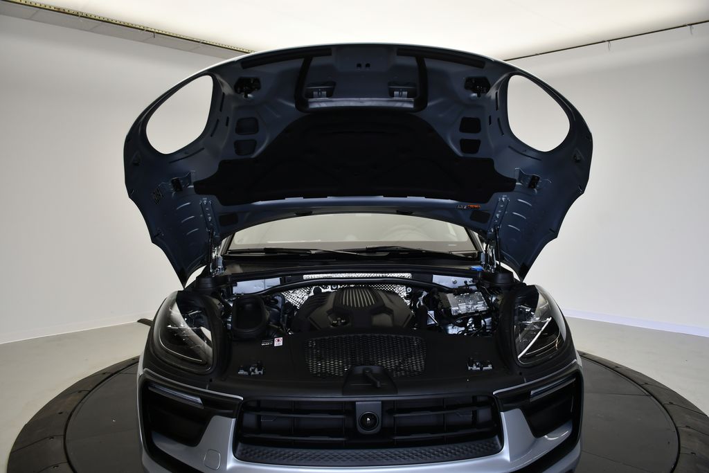 Thumbnail: 2026 Porsche Macan - 14
