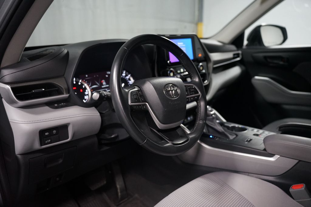 Thumbnail: 2023 Toyota Highlander - 6