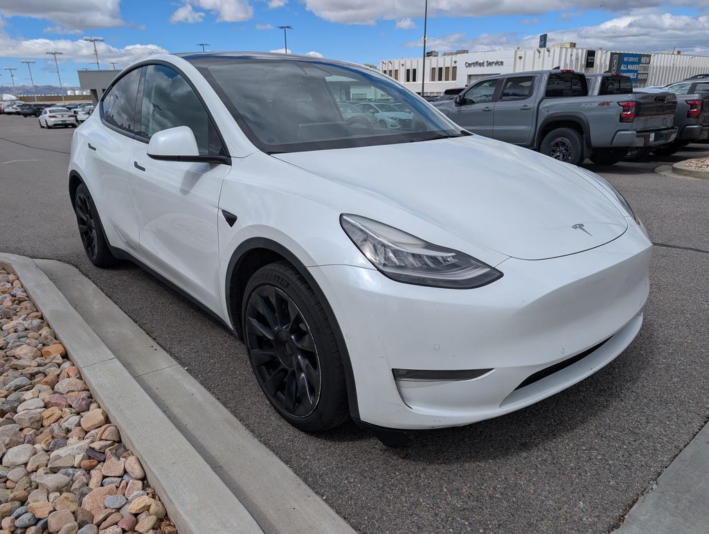 View vehicle photo 3