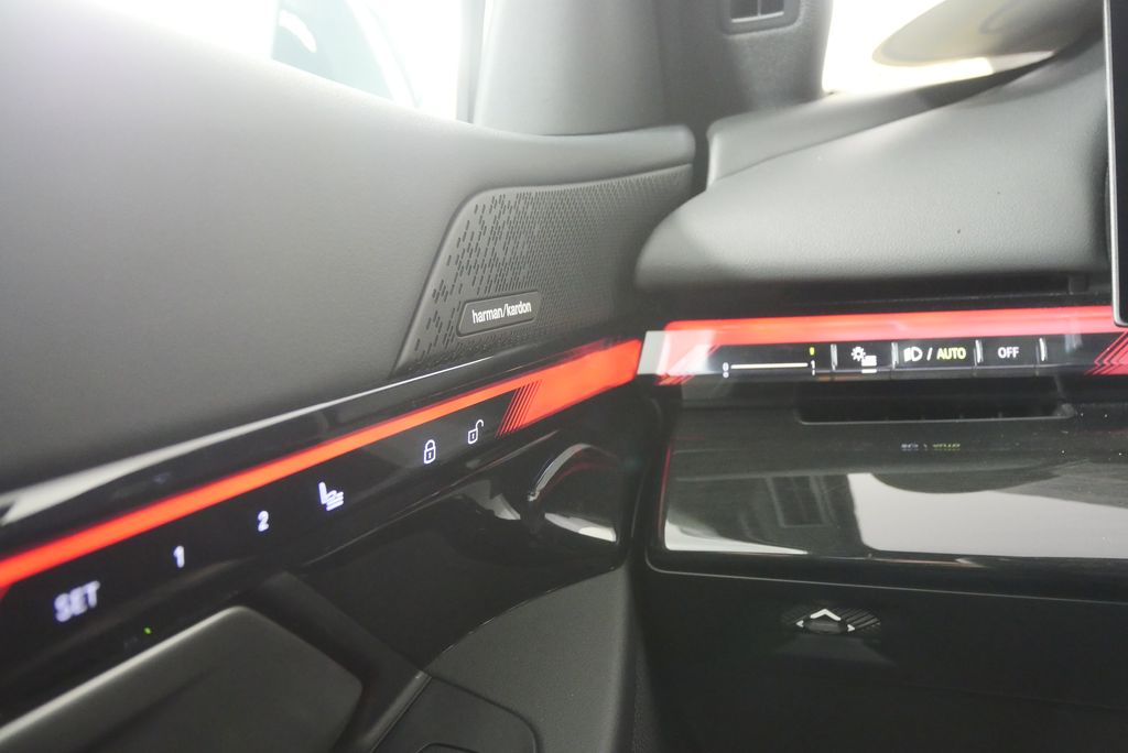 Thumbnail: 2025 BMW 5 Series - 22