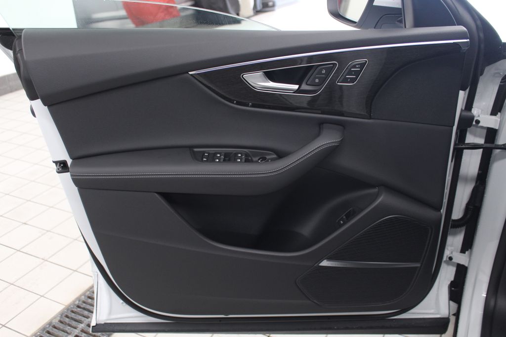 Thumbnail: 2026 Audi Q8 - 14