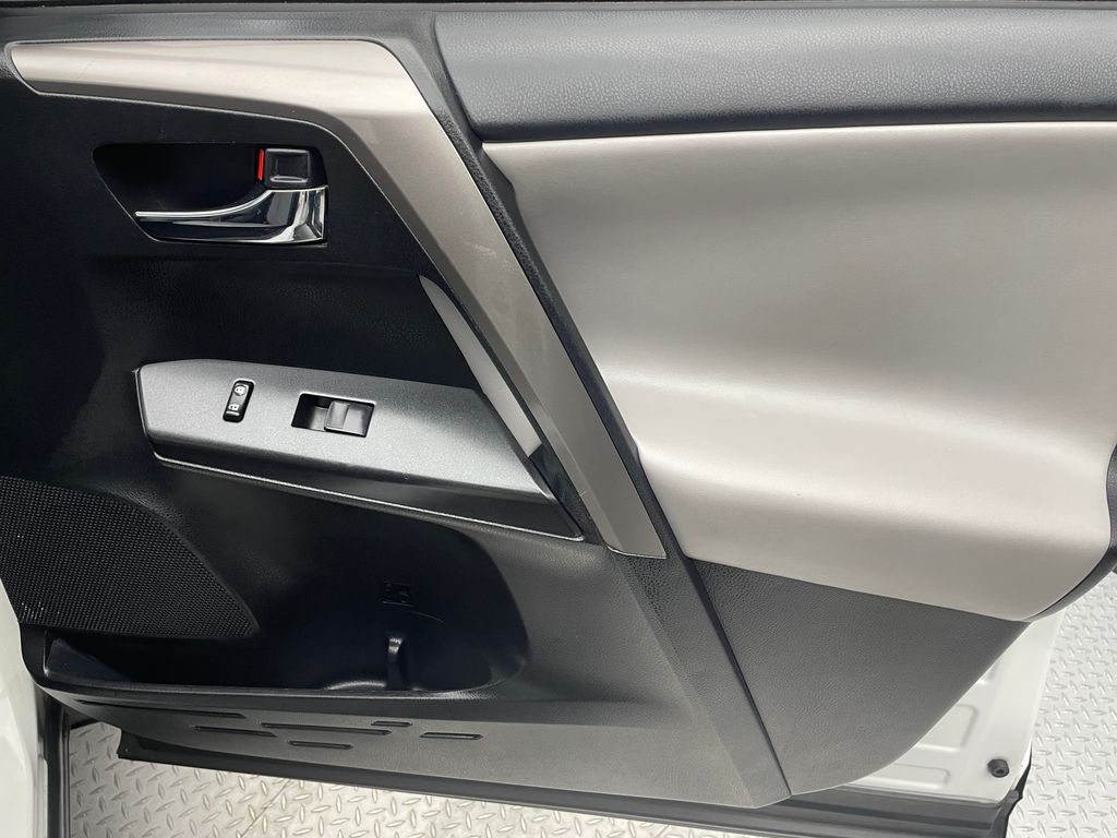 Thumbnail: 2018 Toyota RAV4 - 14