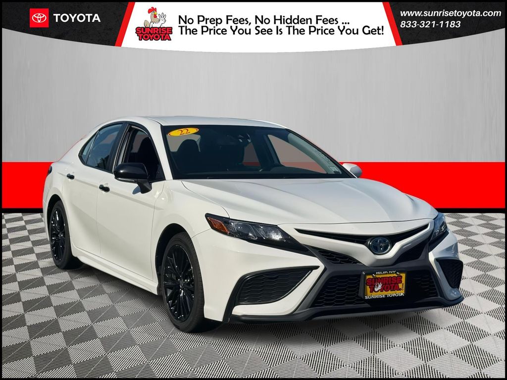 2022 Toyota Camry SE's photo