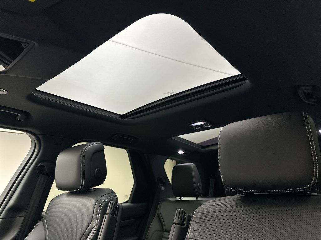 Thumbnail: 2026 Land Rover Discovery - 11