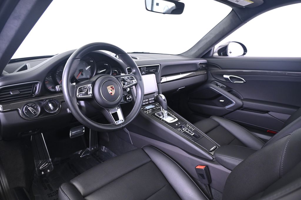 Thumbnail: 2017 Porsche 911 - 4