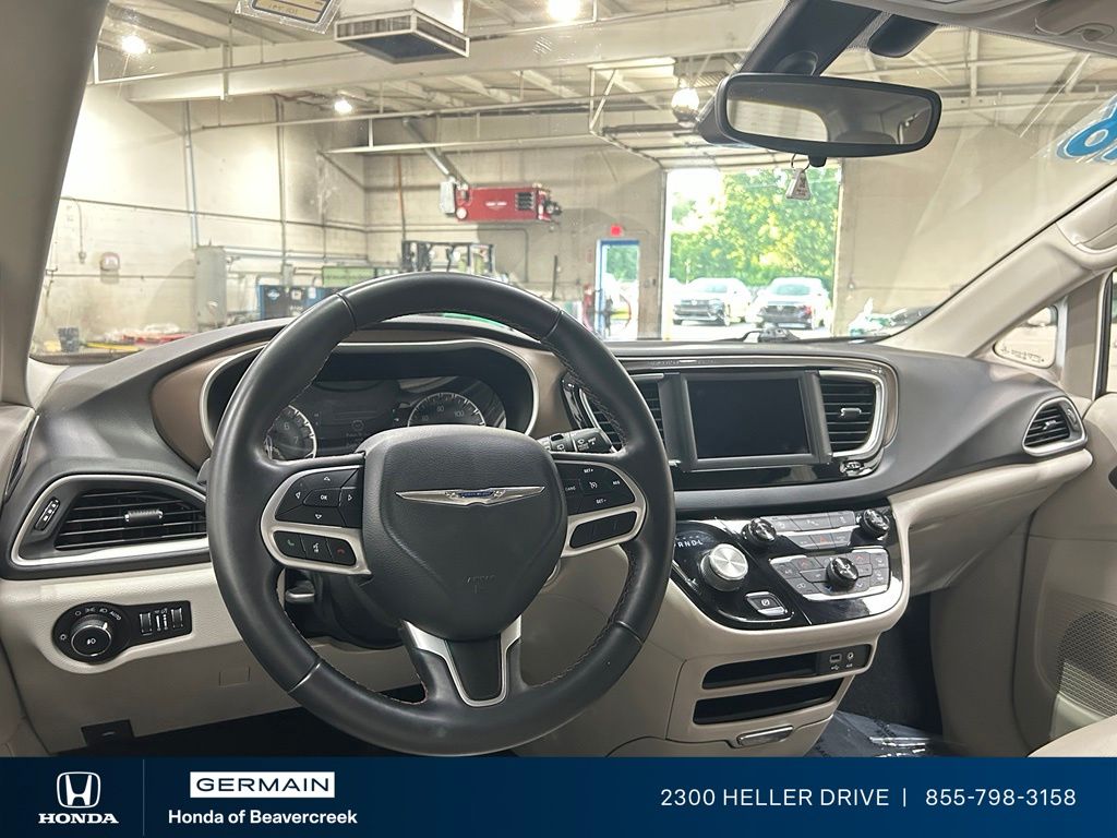 Used 2018 Gray Chrysler Touring L image 15