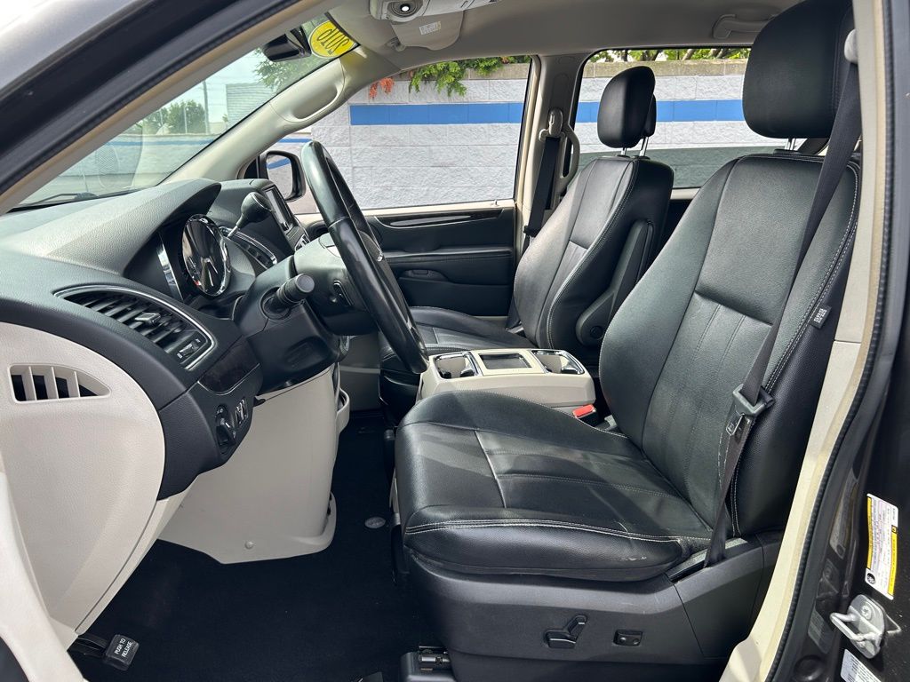Thumbnail: 2016 Chrysler Town & Country - 16
