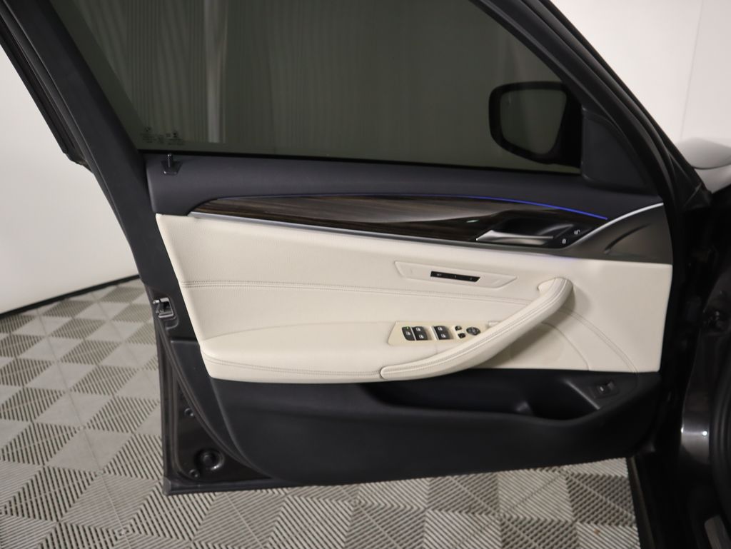 Thumbnail: 2021 BMW 5 Series - 25
