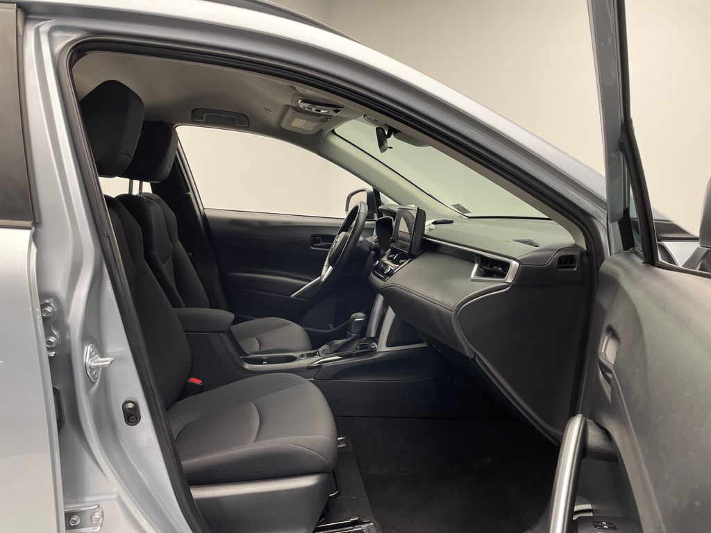 2023 Toyota Corolla Cross LE 16