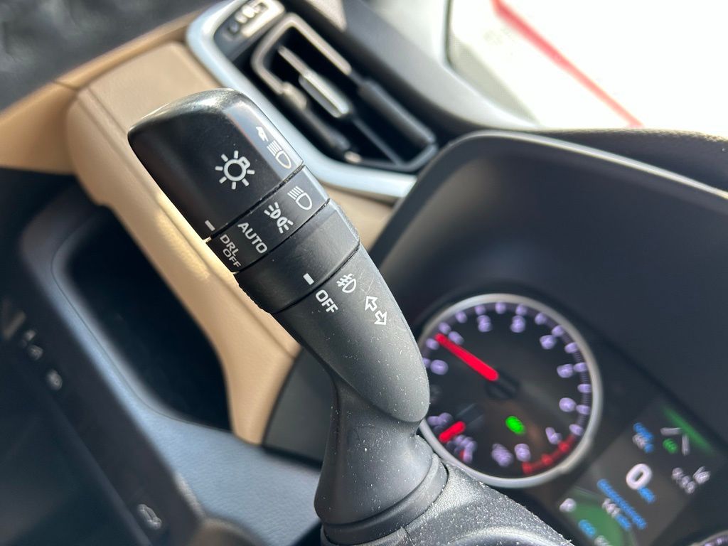 2021 Toyota RAV4 XLE Premium 28