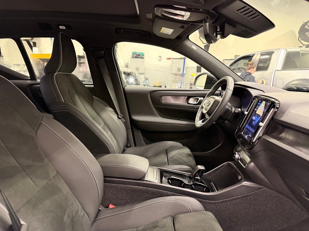 Thumbnail: 2023 Volvo XC40 - 29