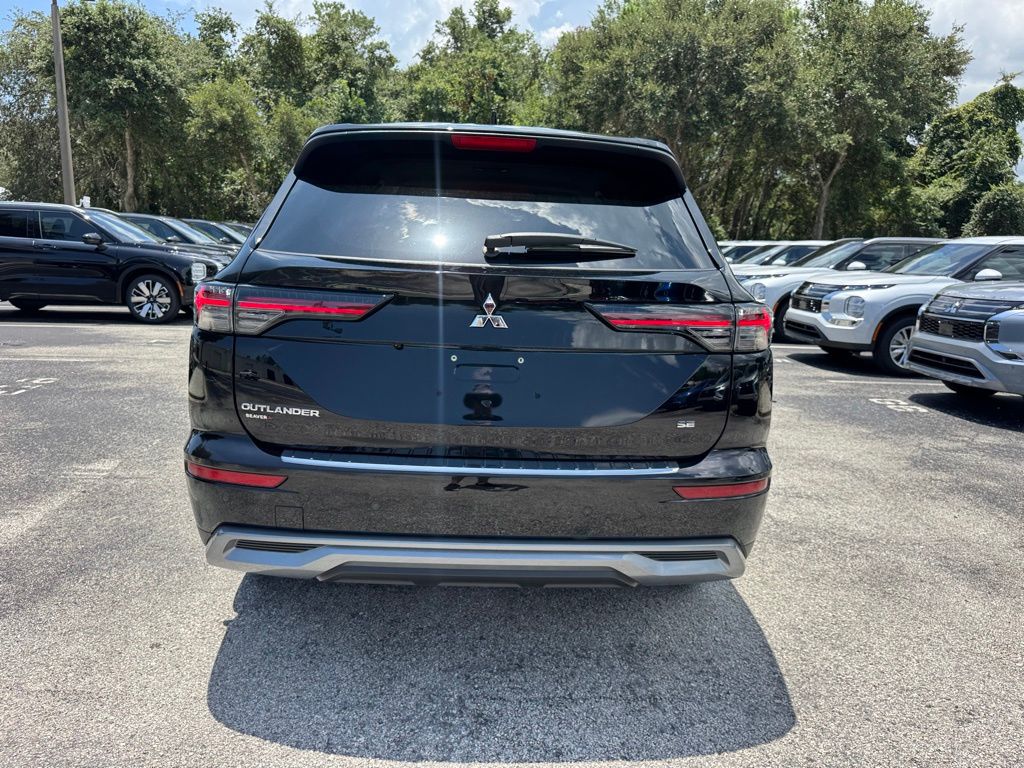 2025 Mitsubishi Outlander SE photo 4