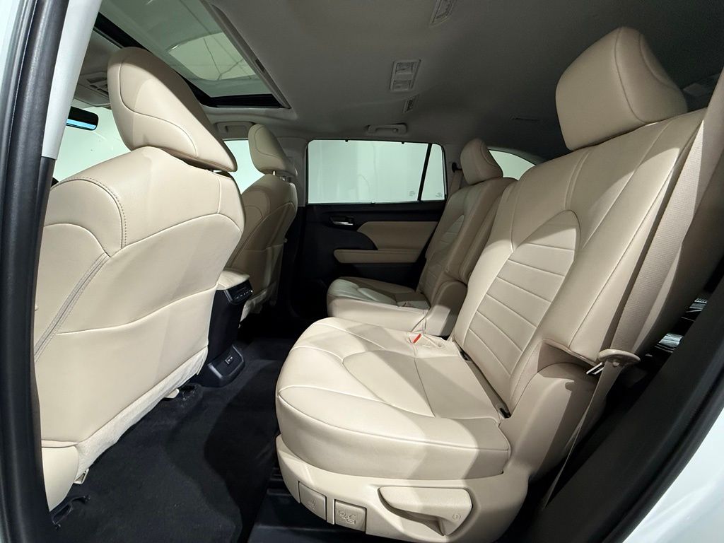 Thumbnail: 2023 Toyota Highlander - 20