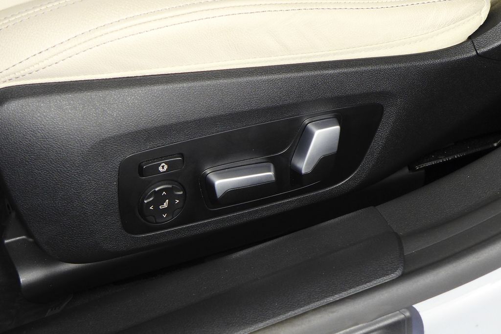 Thumbnail: 2023 BMW i4 - 23