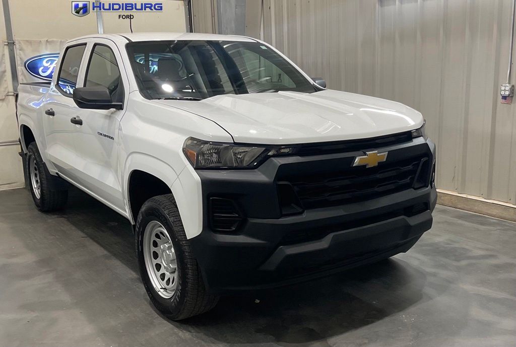 Summit White 2025 Chevrolet Colorado Pickup Truck 4X2 8-Speed Automatic