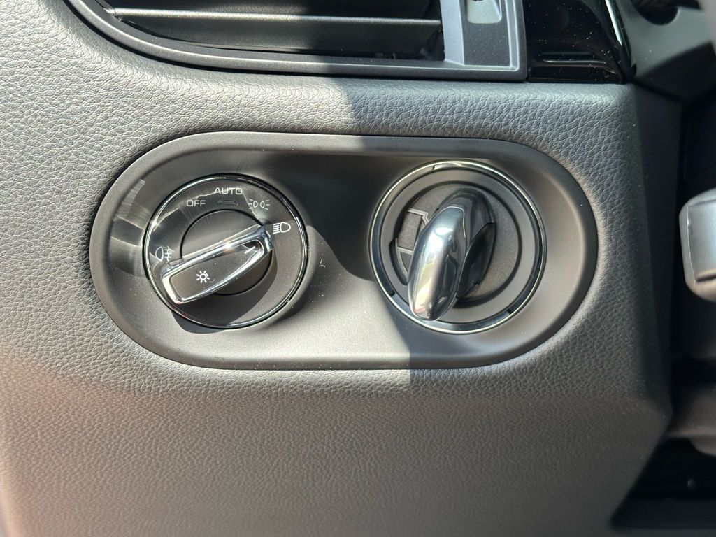 Thumbnail: 2026 Porsche Macan - 32