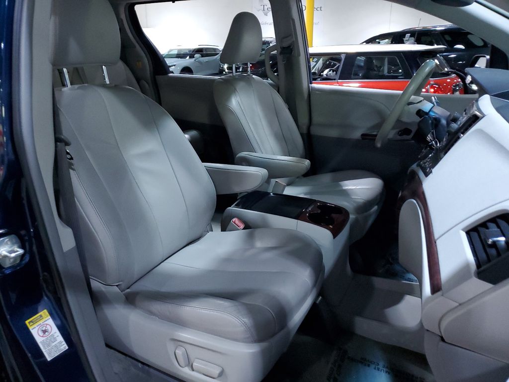 2012 Toyota Sienna XLE 16